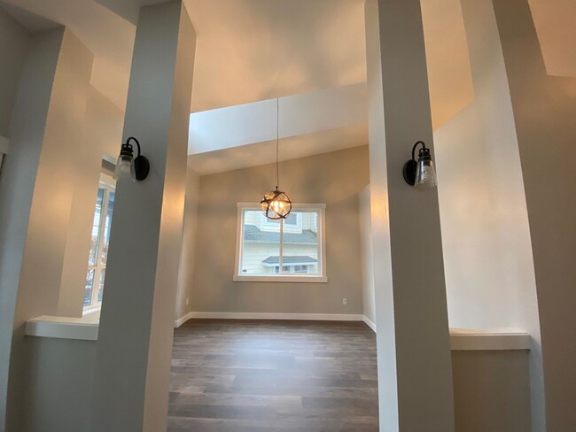 Building Photo - 5 Bedroom Single Family Home in Lynnwood