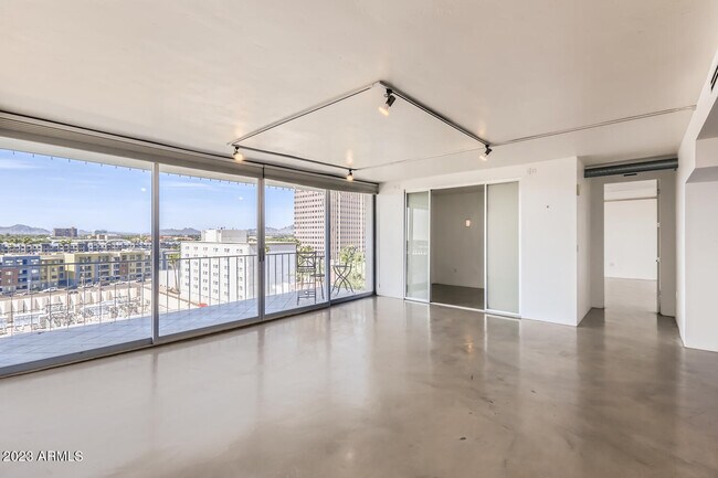 Building Photo - 207 W Clarendon Ave