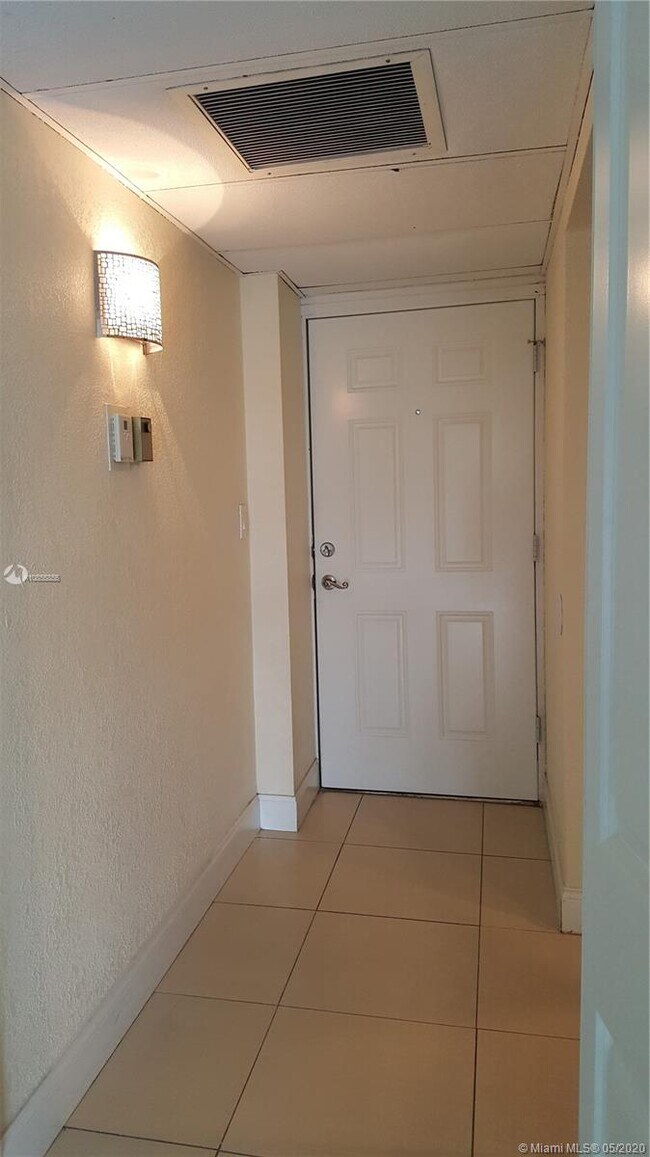 Building Photo - 111  Royal Park Dr  1F Oakland Park Fl 33309