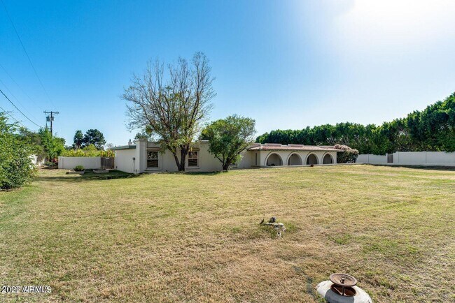 Foto del edificio - 5501 Camelback Rd