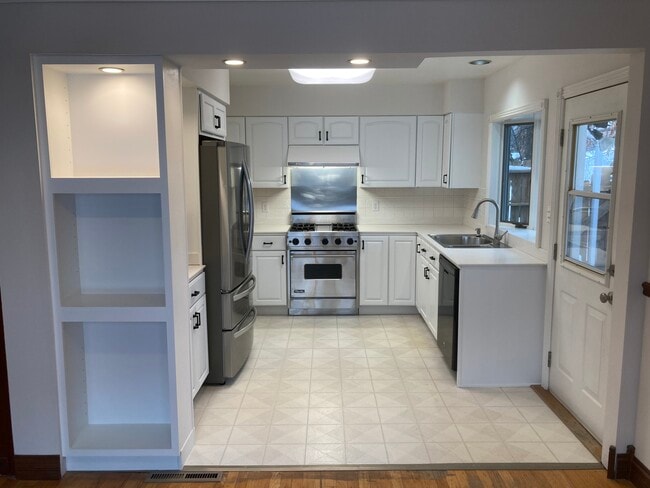 Building Photo - 2401 Bristol Rd