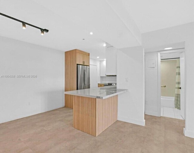 Foto del edificio - 8315 SW 72nd Ave