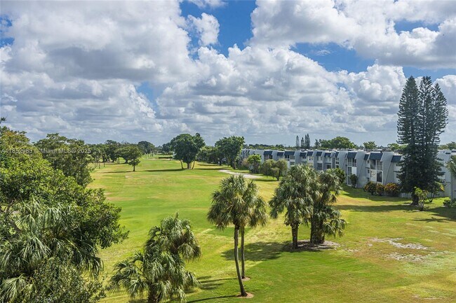 Foto del edificio - 1010 Country Club Dr