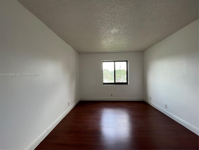 Foto del edificio - 3720 N Pine Island Rd