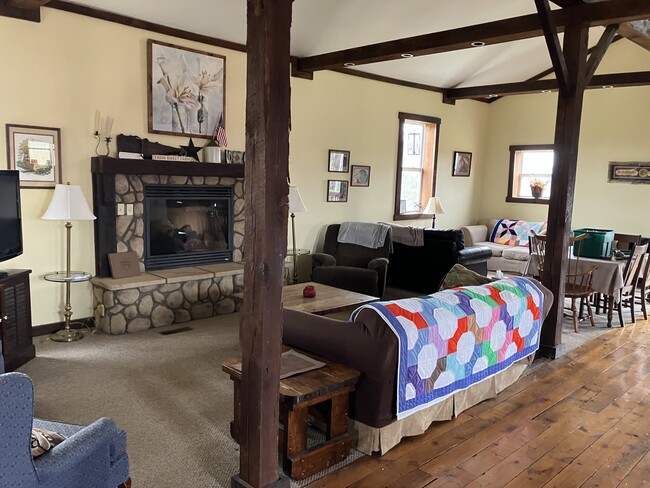 Living Room - Furnished - 5970 Mount Eden Rd