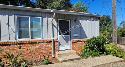 Building Photo - 910 1/2 Mormon St