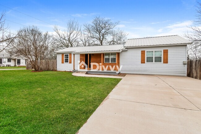 Foto del edificio - 300 N 5th St, Quinlan, TX 75474
