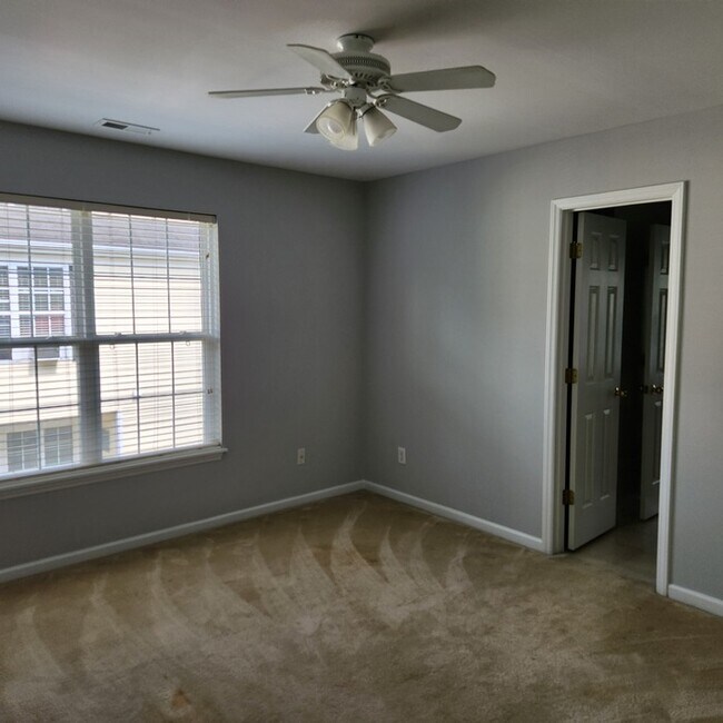 Foto del edificio - Townhome end unit