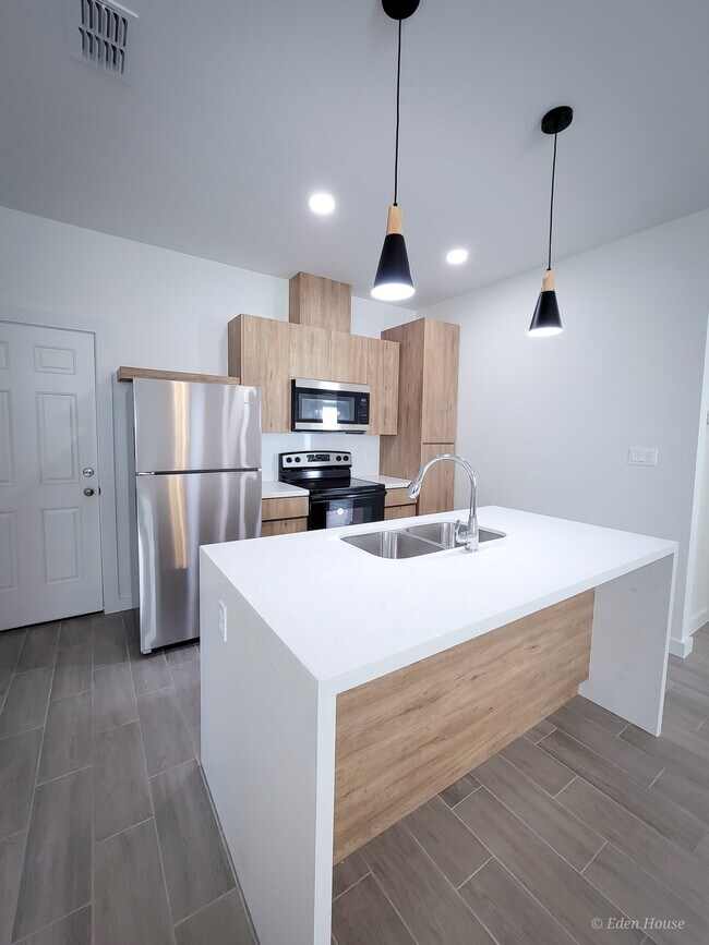 Building Photo - 1404 W Platinum Dr