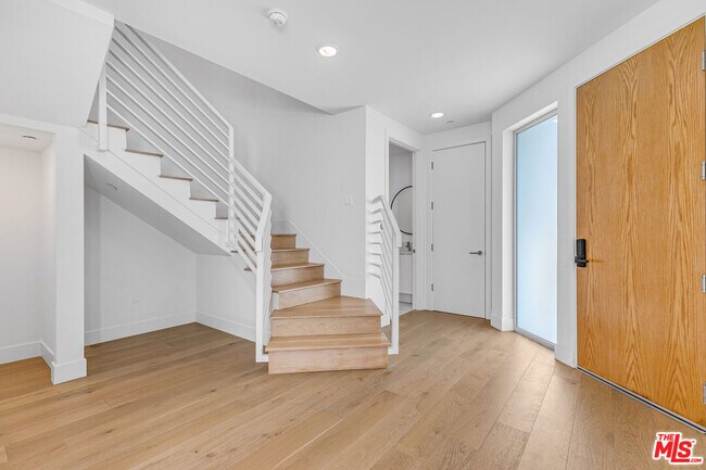 Foto del edificio - 2000 Beachwood Dr