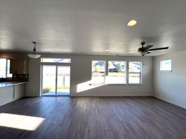 Foto del edificio - Beautiful newer 4 bed 3 bath home located HWY 55 in Horseshoe Bend.