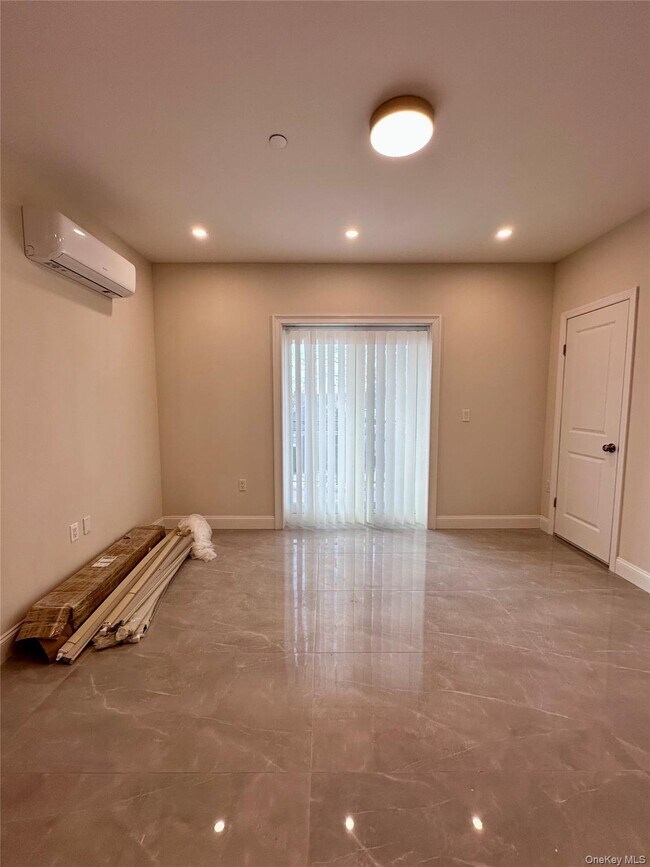 Foto del edificio - 64-67 185th St