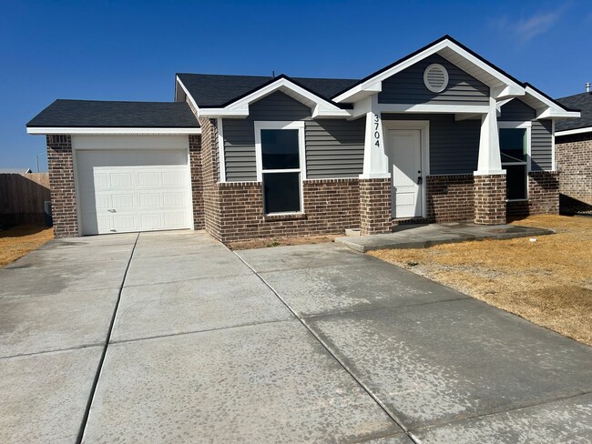 Building Photo - 3 bed 2 bath New Betenbough Move In Ready!