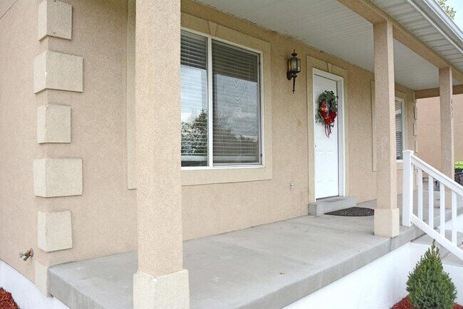 Building Photo - 451 W 730S