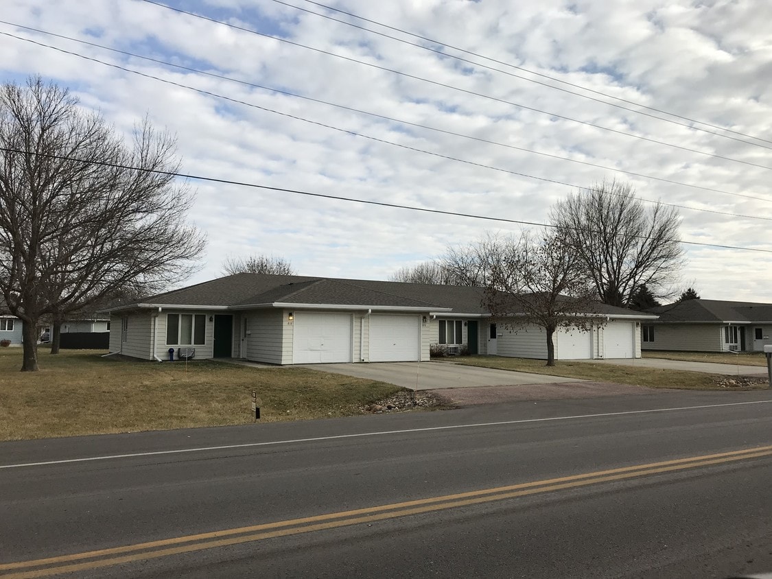 818 Foster St, Mitchell, SD 57301 Townhome Rentals in Mitchell SD