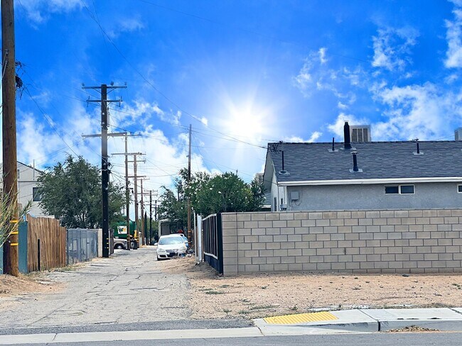 Building Photo - 15962 M St