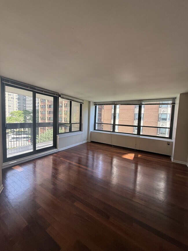 Foto del edificio - 222 E Pearson St