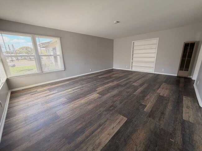 Building Photo - 4554 N Lakewood Blvd