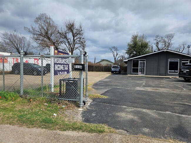 Foto del edificio - 2116 Lockwood Dr