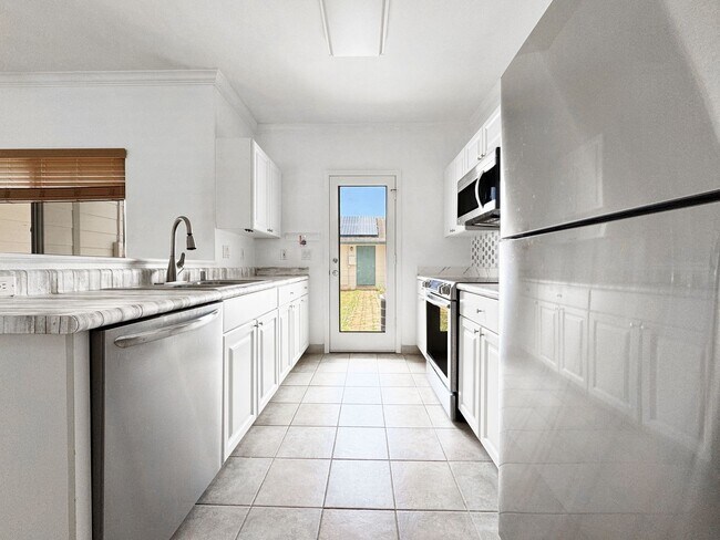 Foto del edificio - Pet Friendly Ewa Beach Townhouse with Cent...