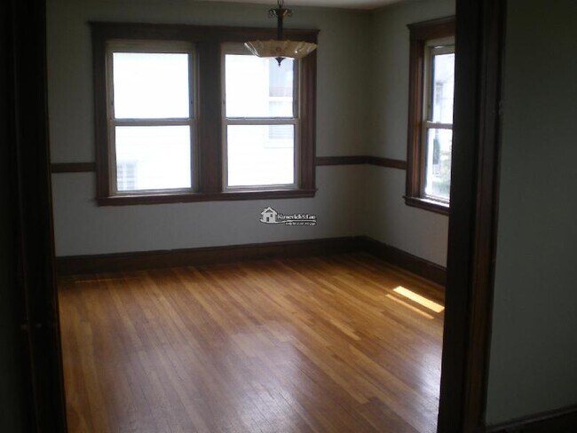 Building Photo - 61 Putnam St