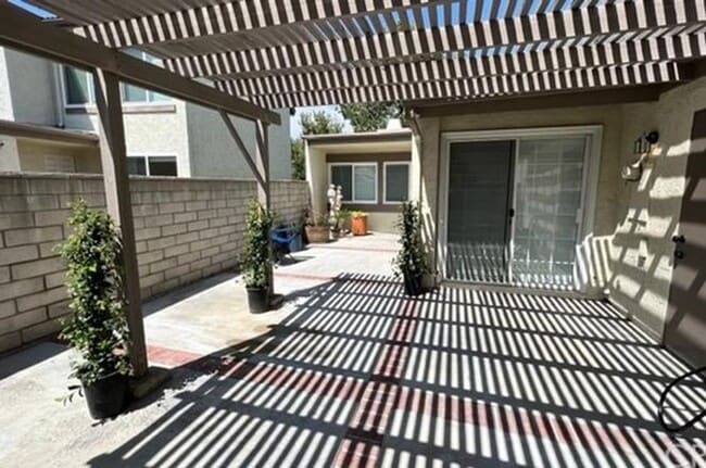 Building Photo - Beautifully Remodeled Single-Story Condo i...