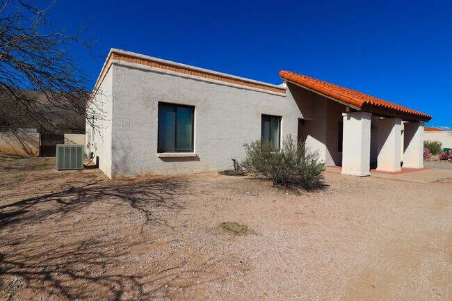 Building Photo - 3 Bedroom, 2.5 Bath