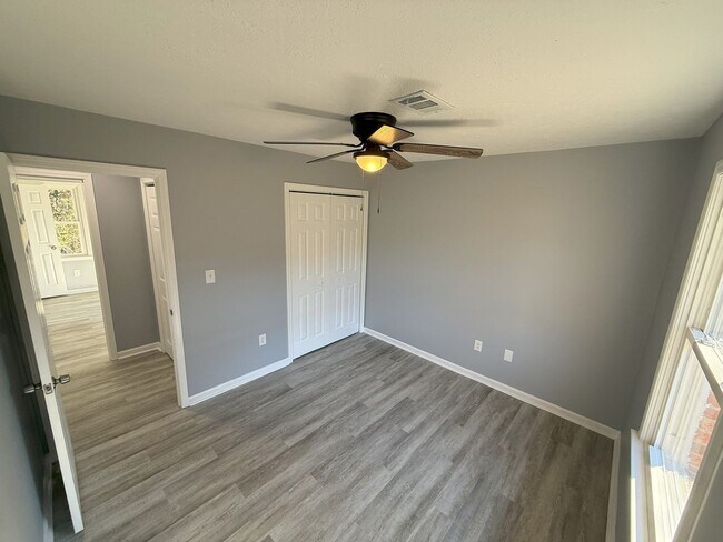 Foto del edificio - 3 Bedroom House, GREAT LOCATION *FIRST MONTH FREE*