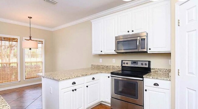 Foto del edificio - 15660 Silverhill Ave