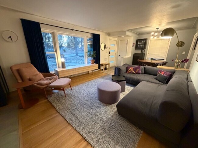 Foto del edificio - Stylishly Updated 4BR Home in the Heart of Northeast Minneapolis!