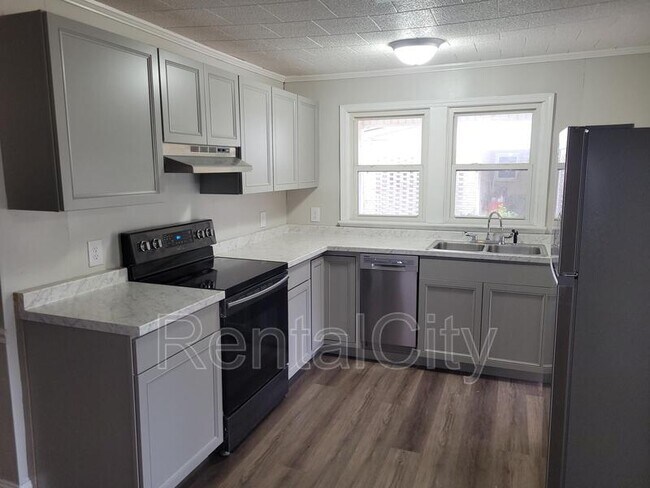 Building Photo - 150 N Poplar St