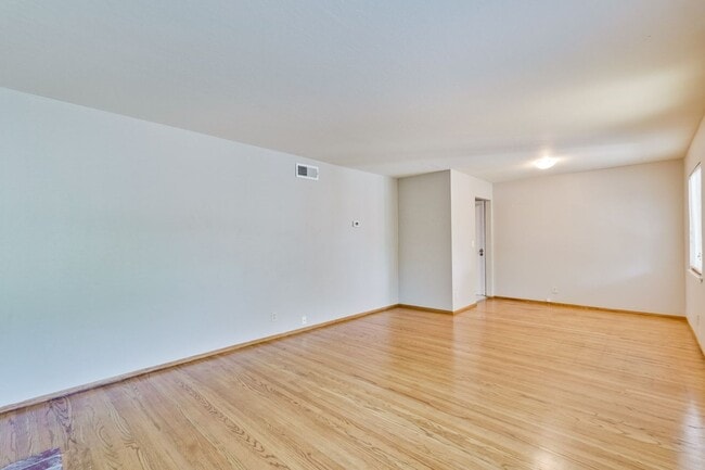 Foto del edificio - Charming 3-bedroom, 2-bathroom ranch-style...