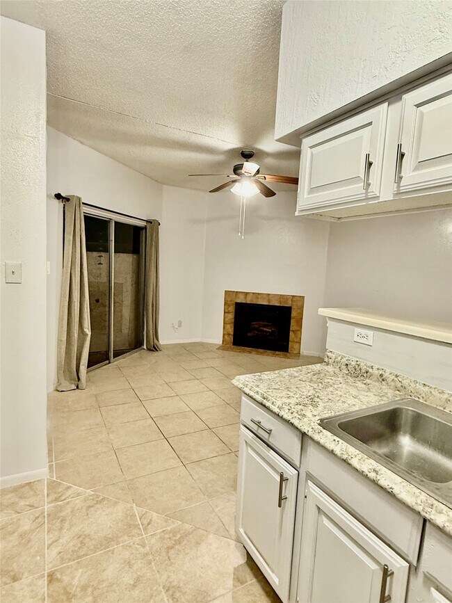 Building Photo - 10855 Meadowglen Ln