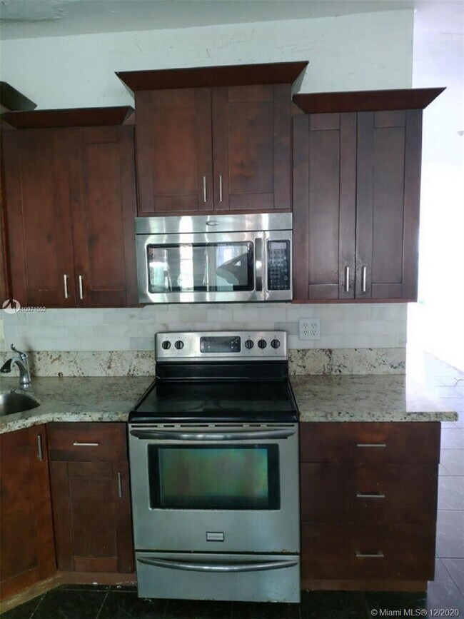 Foto del edificio - 8221-8223 Crespi Blvd