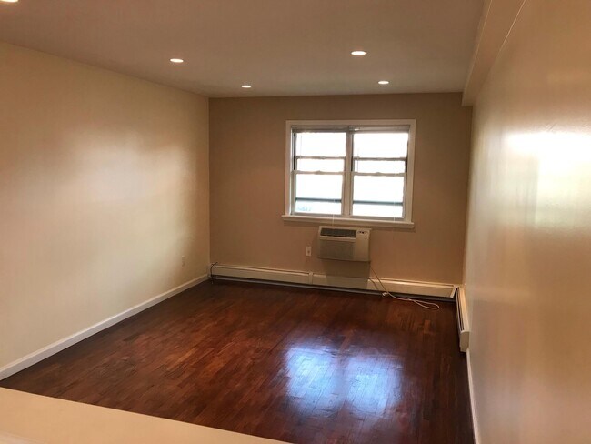 Building Photo - 15416 Locke Ave