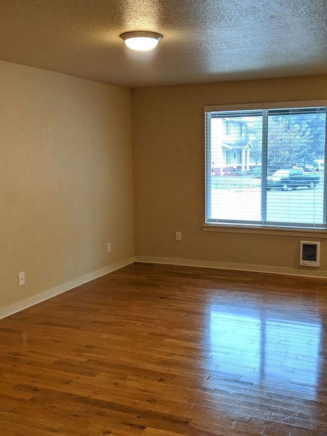 Building Photo - 3 Bedroom Duplex Available in Auburn