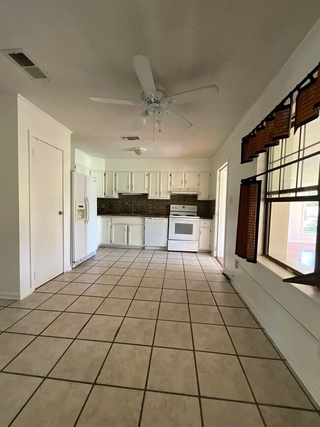 Building Photo - 416 Vernon St