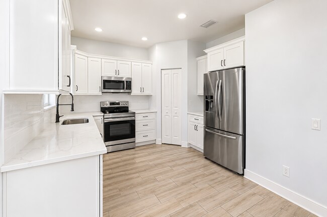 Foto del edificio - 5477 Queenship Ct