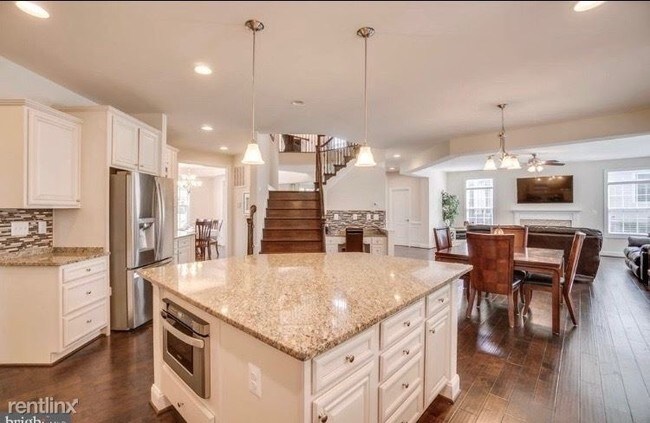 Building Photo - 5 br, 5.5 bath House - 11622 Pine Hollow Lane