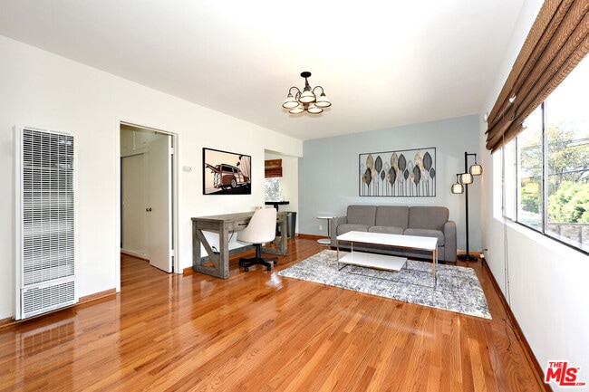 Foto del edificio - 3743 McLaughlin Ave