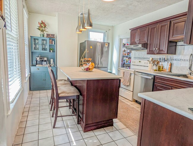 Building Photo - 15 Rosseter St