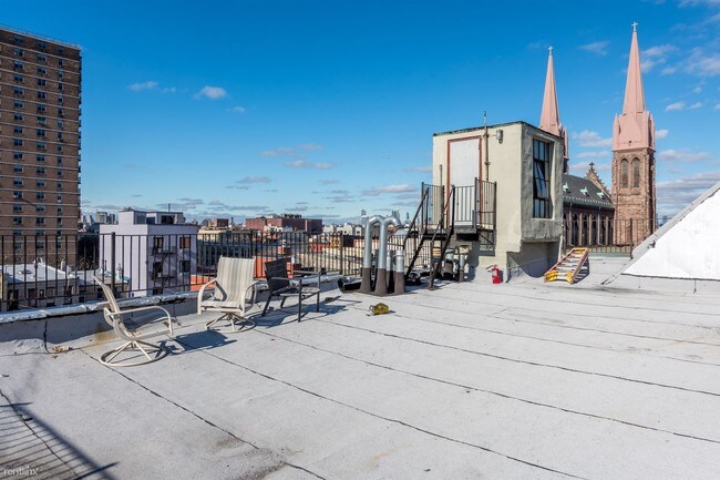 Building Photo - 121 Boerum St