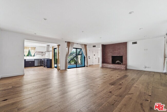 Foto del edificio - 393 Huntley Dr