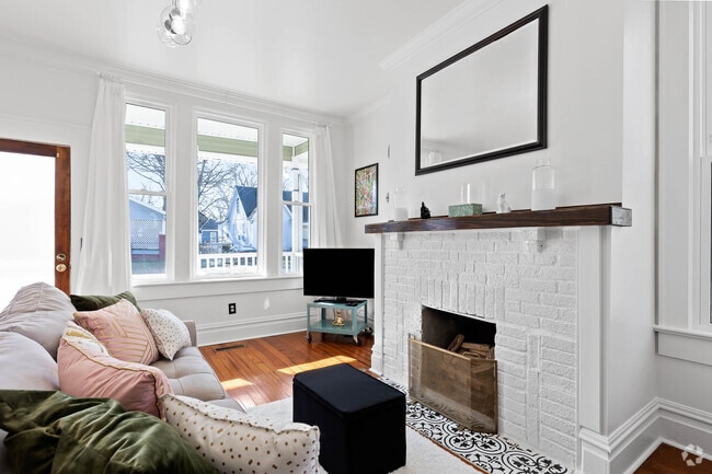 Building Photo - 2015 E 12th St