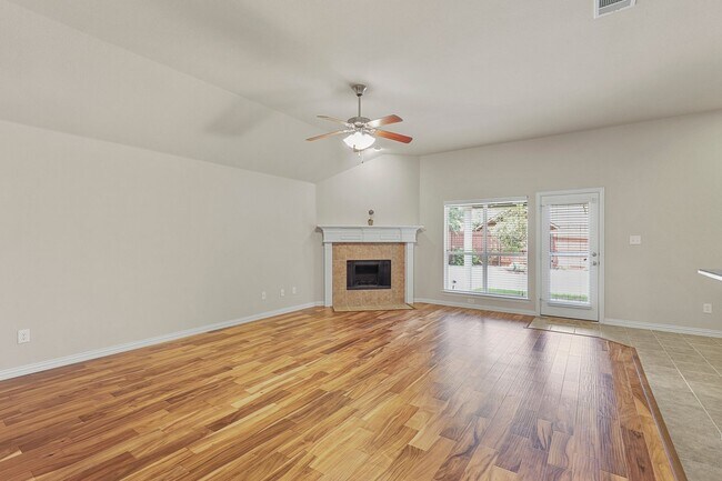 Foto del edificio - Gorgeous 3 Bedroom 2 Bathroom Home in North Garland!