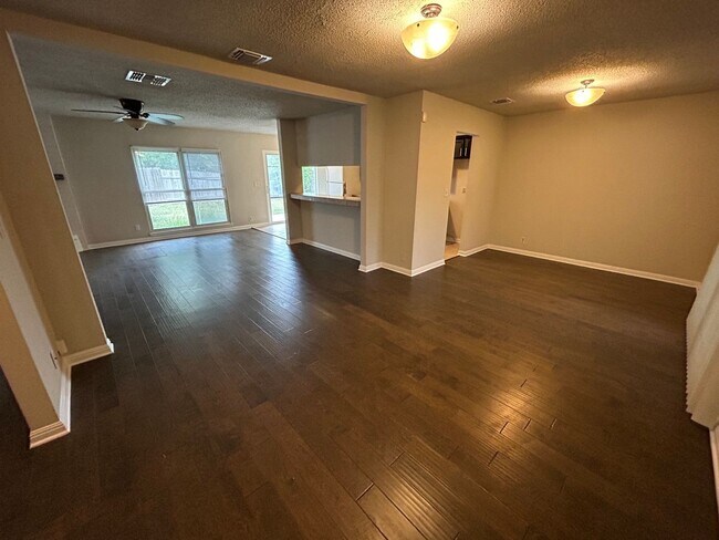 Foto del edificio - AVAILABLE NOW! 3 Bedroom / 2 Bath Home In ...