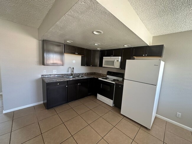 Building Photo - Two Bedroom/One Bathroom