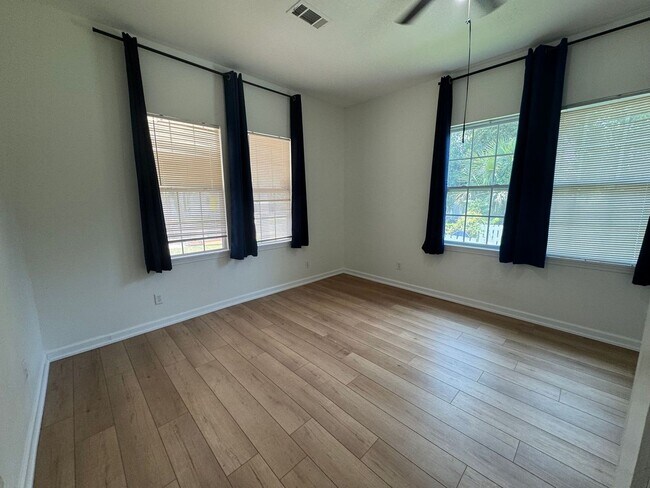 Building Photo - Downtown - Pensacola - 3 bedroom, 2 bathroom