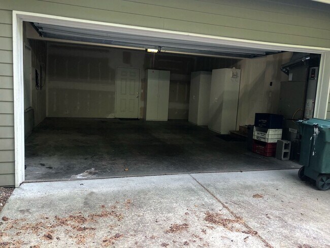 Building Photo - $1,200 off 1st Full Month's Rent Move in S...
