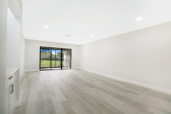 Building Photo - 13 Southport Ln
